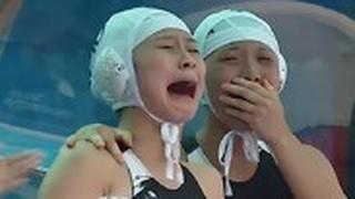הקוריאניות בוכות אחרי השער