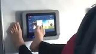 נוסע משתמש ברגלו כדי לתפעל מסך מגע במטוס