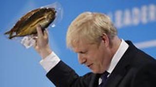 בוריס ג'ונסון מניף דג מעושן נאום למפלגה השמרנית לונדון בריטניה 