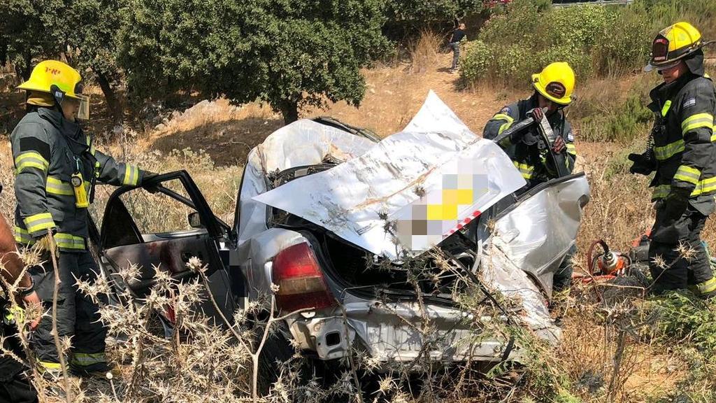 הרכב שהתדרדר לתעלה בצומת המוביל