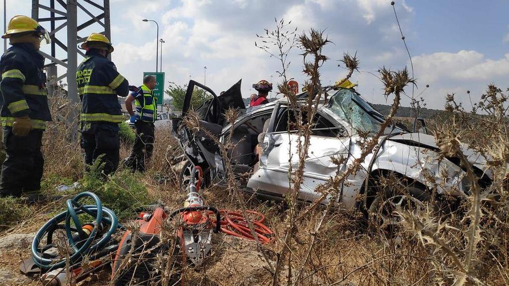 הרכב שהתדרדר לתעלה בצומת המוביל