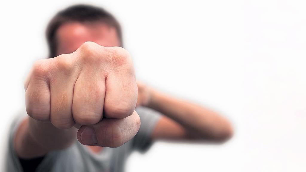 Драка. Иллюстрация: shutterstock אלימות גברית