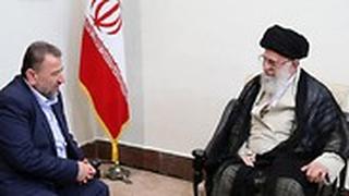 המנהיג העליון של איראן עלי חמינאי משלחת חמאס, סגן מנהיג חמאס סאלח אל-עארורי
