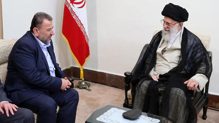 המנהיג העליון של איראן עלי חמינאי משלחת חמאס, סגן מנהיג חמאס סאלח אל-עארורי
