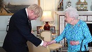 בוריס ג'ונסון ראש ממשלת בריטניה הנבחר עם המלכה אליזבת ארמון בקינגהם לונדון בריטניה