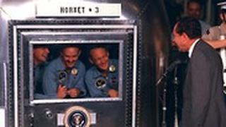 שלושה שבועות בהסגר. הנשיא ניקסון מברך את האסטרונאוטים בתא הבידוד על סיפון ה"הורנט"