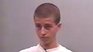 אנדרו גולדן ב בית המשפט בשנת 2000, אחרי ירי בבית ספר ב ארקנסו ארה"ב