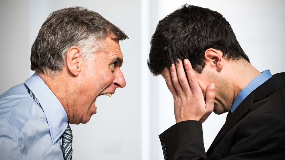 Скандал с боссом (Иллюстрация: shutterstock) בוס צועק על עובד