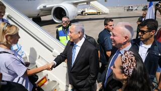 רה"מ בנימין נתניהו ביקר הבוקר את העולים החדשים מאוקראינה עם נחיתתם בנתב"ג