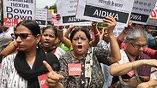 הודו הפגנות תאונה מתלוננת על אונס נגד פוליטיקאי נפצעה קשה