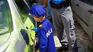 ילד בן 6 לבוש תחפושת שוטר 