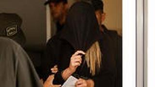 הצעירה הבריטית שנעצרה בקפריסין בחשד לתלונת שווא על אונס בצאתה מבית המשפט, 30 ביולי