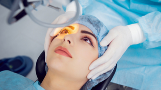 ניתוח בעין אישה עוברת ניתוח הסרת משקפייים בלייזר 