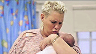 תמונתה של רווית רייכמן מחבקת תינוק