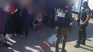  אוטובוס ובו תושבי רמאללה נעצר בדרך לחוף בישראל