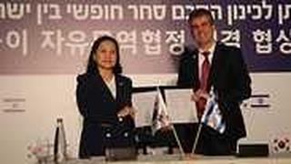 שר הכלכלה, אלי כהן, ושרת הסחר הדרום קוריאנית, יו מיונג הי, חותמים על ההסכם