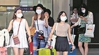 נוסעות עם כיסוי פנים בהונג קונג