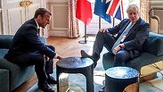 ראש ממשלת בריטניה בוריס ג'ונסון והנשיא עמנואל מקרון ב ארמון האליזה צרפת