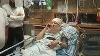  הפצוע הרב איתן שנרב בשיחה עם נתניהו מתוך בית החולים