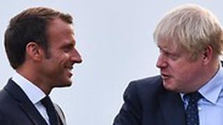 ראש ממשלת בריטניה בוריס ג'ונסון עם נשיא צרפת עמנואל מקרון פסגת G7 ביאריץ צרפת