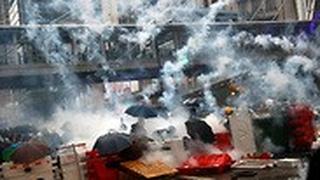 הונג קונג עימותים מפגינים שוטרים מחסומים שהקימו המפגינים 