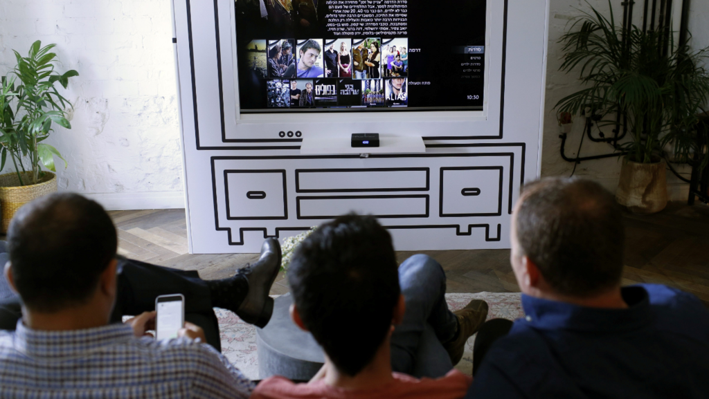 Семья у телевизора (Фото: Амит Шааль) Семья у телевизора