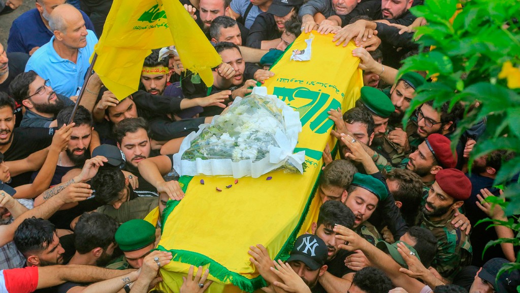 הלוויות הלוויה ב ביירות של פעילי חיזבאללה שנהרגו לפי הארגון ב תקיפה הישראלית בסוריה 26 באוגוסט 