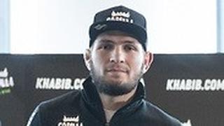 חביב נורמגומדוב מציג את חגורת אלוף ה-UFC
