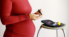 A pregnant woman checks her blood sugar