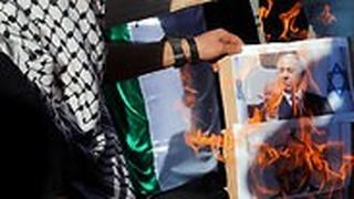 פעילים פלסטינים מציתים את תמונת בנימין נתניהו בחברון