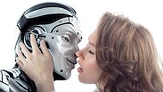 נשיקה בין אישה לבין רובוט