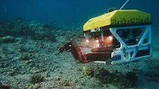 רובוט תת ימי בעת איסוף נתונים במעמקי הים. 
