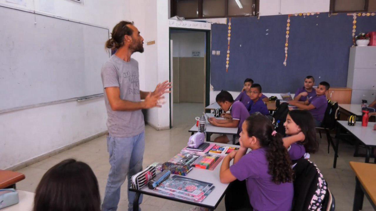 מורים יהודים מלמדים בבית ספר במגזר הערבי