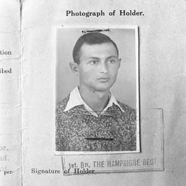 Фотография на паспорт до ранения. Фоторепродукция: Давид Рубингер