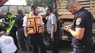 תאונה תאונת עבודה פועל כ בן 50 נהרג מת משאית ב חיפה 