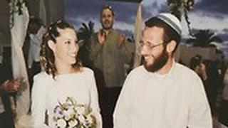 טפת ואורי עמית נישאו באולם השמחות בשנת 2002