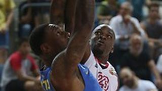 טאריק בלאק ומלקולם גריפין במאבק מתחת לסל