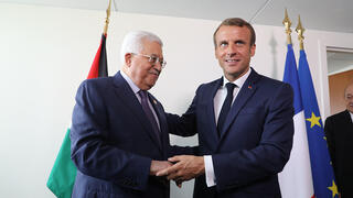 נשיא צרפת עמנואל מקרון עם אבו מאזן