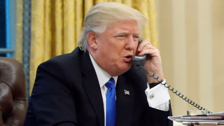 ארכיון נשיא ארה"ב דונלד טראמפ מדבר ב טלפון