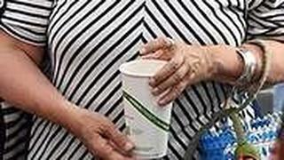 אליזבת מיי מנהיגת מפלגת הירוקים ב קנדה עם כוס חד פעמית 