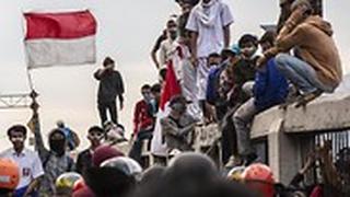 אינדונזיה מחאה סטודנטים חוקים שחיתות יחסי מין