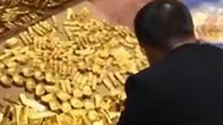 סין פקיד מושחת שמר 12.5 טונות זהב בבית