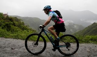 מירת'ה מונוז רוכבת אופניים בת 70 דרך המוות בוליביה מרוץ מירוץ השמיים