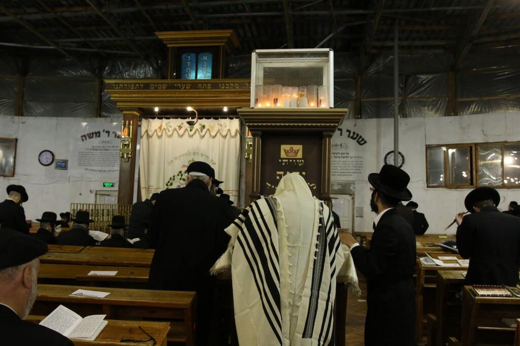 Еврейские паломники молятся у гробницы рабби Нахмана 