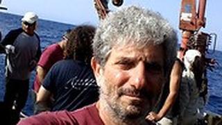 הגיאופיזיקאי ד"ר איציק מקובסקי וחוקרים נוספים על הספינה בלב ים.