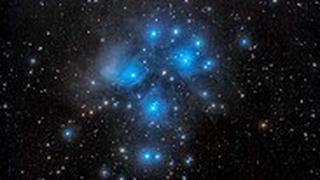 צביר הפליאדות. צולם בחשיפה ארוכה ממצפה משואה. בתמונה ניתן לראות את הערפיליות העוטפות את הכוכבים בצביר. 