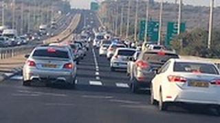 שיירת הרכבים של מפגיני המגזר הערבי ממג'ד אל-כרום בדרכה לירושלים