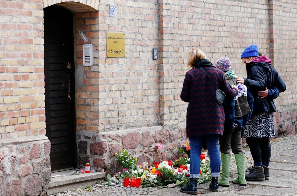 גרמניה מתאבלים מחוץ ל בית כנסת ב האלה יום אחרי פיגוע יהודים אנטישמיות