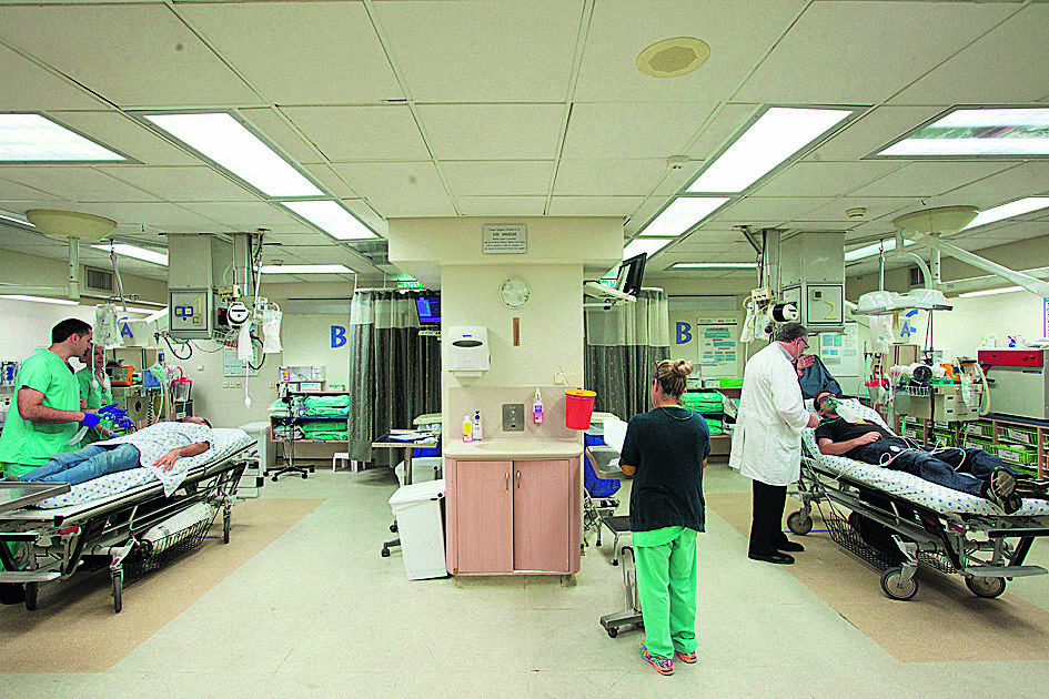 Очереди в приемные покои больниц все еще длинные (Фото: Амит Шааль) חדר מיון