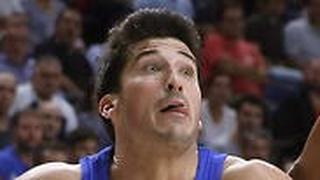 ג'ון דיברתולמאו חודר לסל